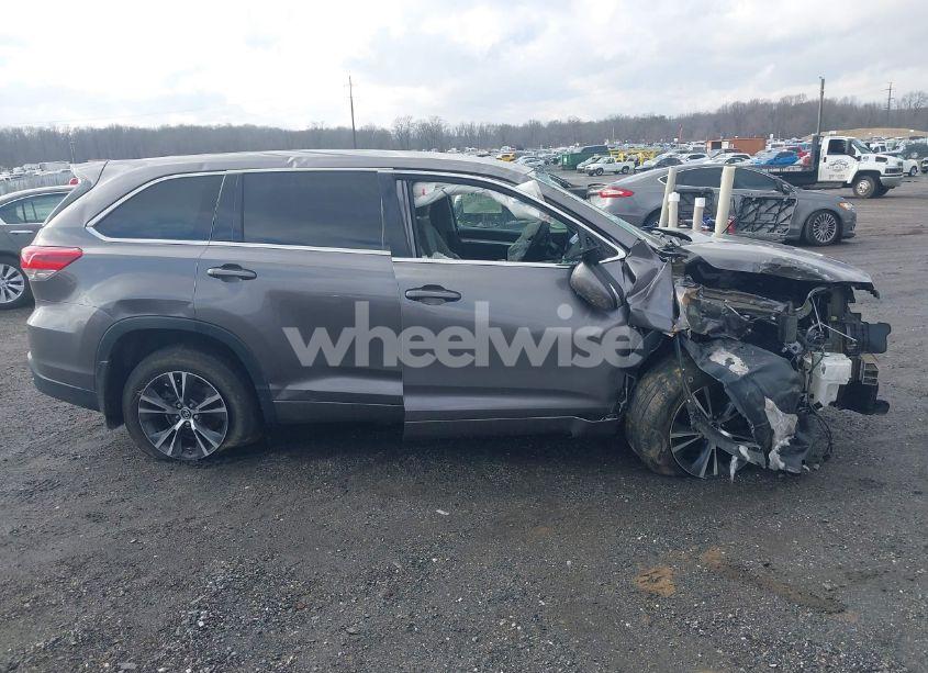Photo 13 of 2018 Toyota Highlander LE (VIN 5TDBZRFH9JS889122)