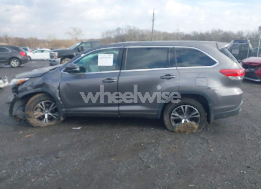 Photo 14 of 2018 Toyota Highlander LE (VIN 5TDBZRFH9JS889122)