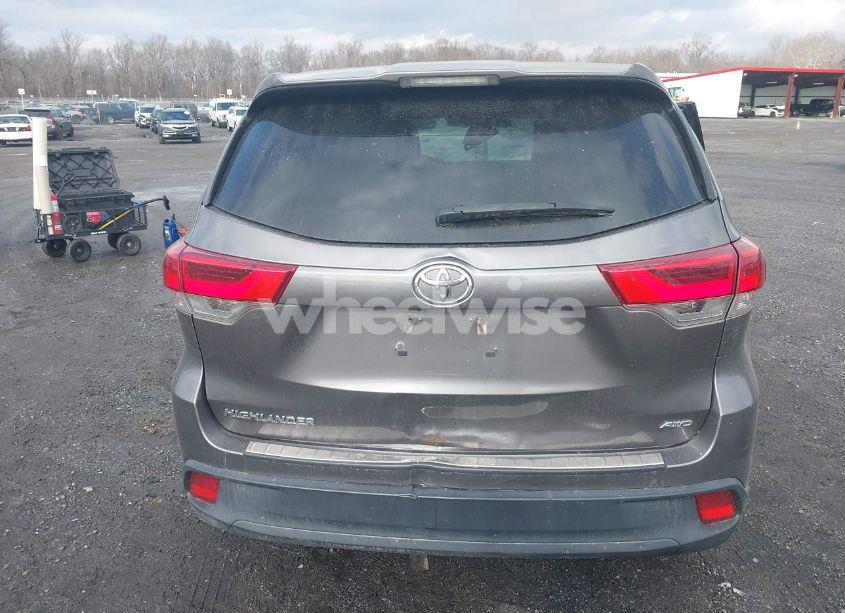 Photo 16 of 2018 Toyota Highlander LE (VIN 5TDBZRFH9JS889122)