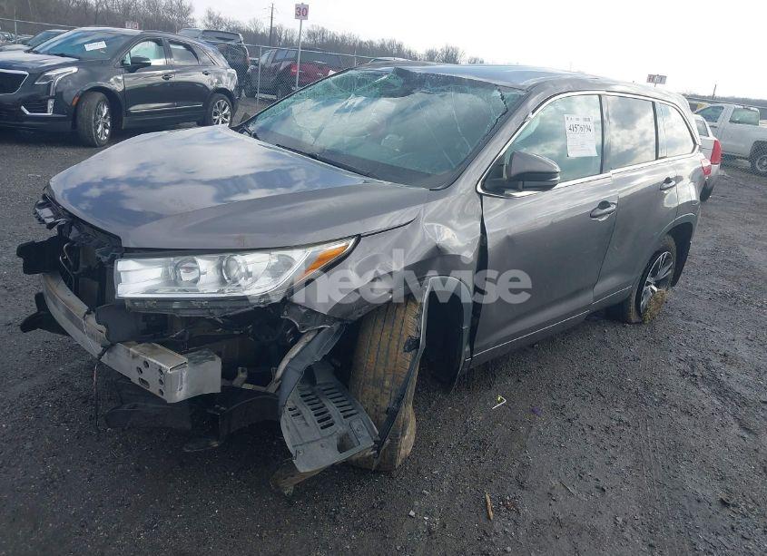 Photo 2 of 2018 Toyota Highlander LE (VIN 5TDBZRFH9JS889122)