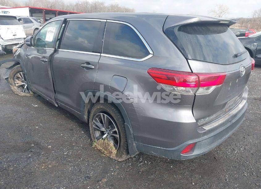 Photo 3 of 2018 Toyota Highlander LE (VIN 5TDBZRFH9JS889122)