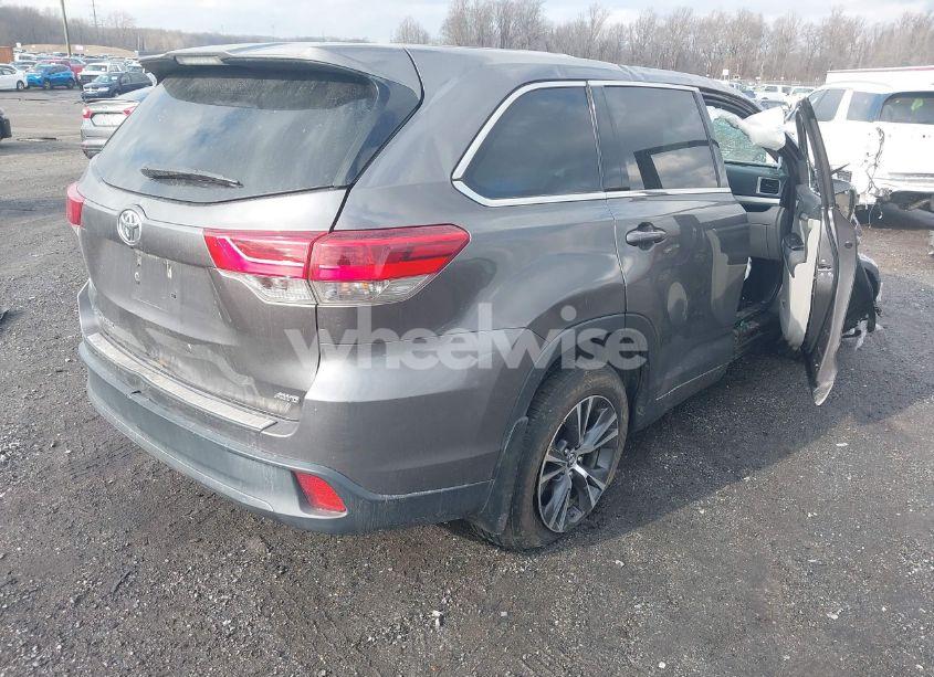 Photo 4 of 2018 Toyota Highlander LE (VIN 5TDBZRFH9JS889122)