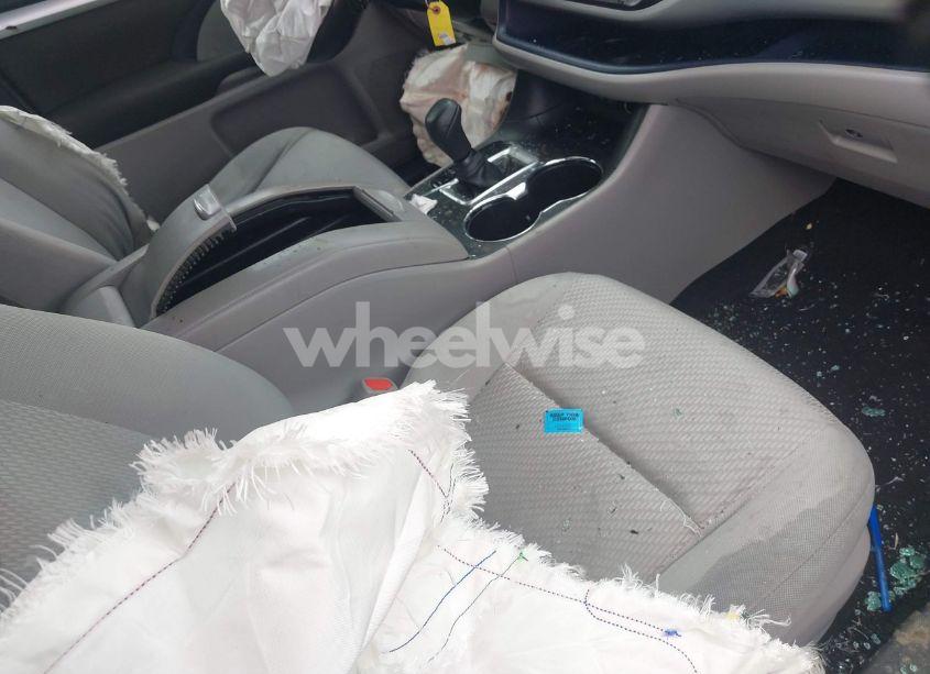 Photo 5 of 2018 Toyota Highlander LE (VIN 5TDBZRFH9JS889122)