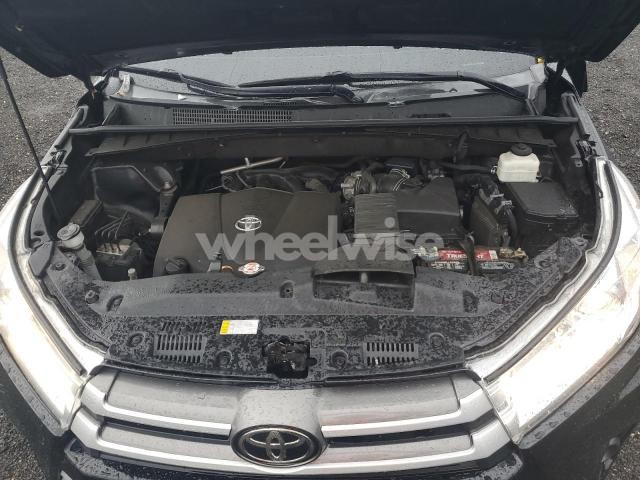 Photo 10 of 2019 TOYOTA HIGHLANDER LE N/A (VIN 5TDBZRFH9KS726147)