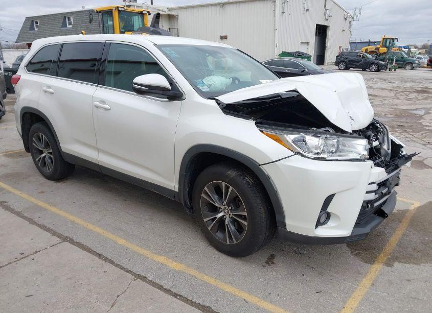 2019 Toyota Highlander LE PLUS (VIN 5TDBZRFH9KS932424) main photo