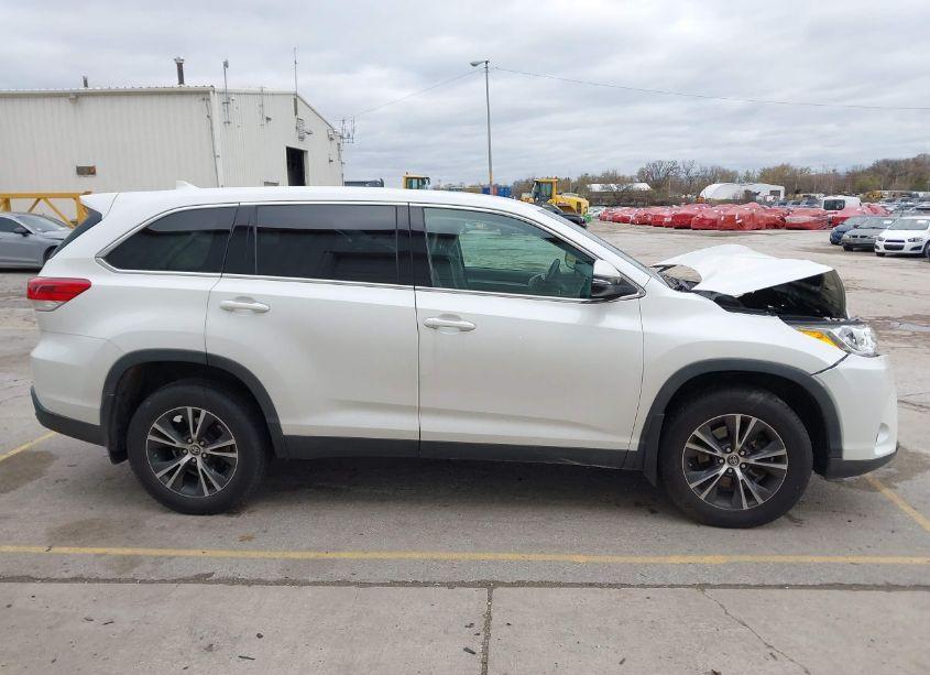 Photo 13 of 2019 Toyota Highlander LE PLUS (VIN 5TDBZRFH9KS932424)