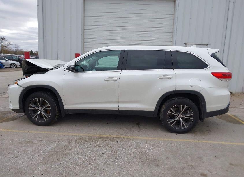 Photo 14 of 2019 Toyota Highlander LE PLUS (VIN 5TDBZRFH9KS932424)