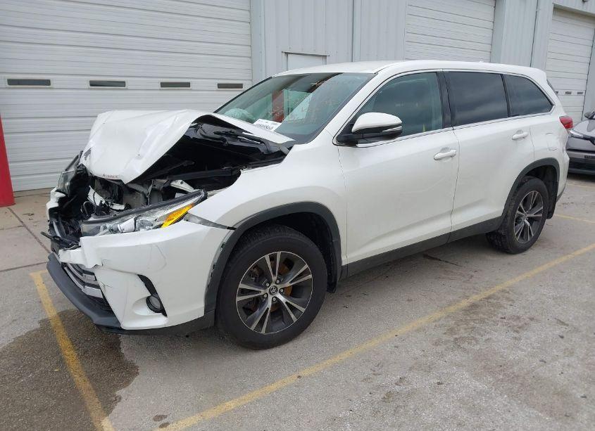 Photo 2 of 2019 Toyota Highlander LE PLUS (VIN 5TDBZRFH9KS932424)