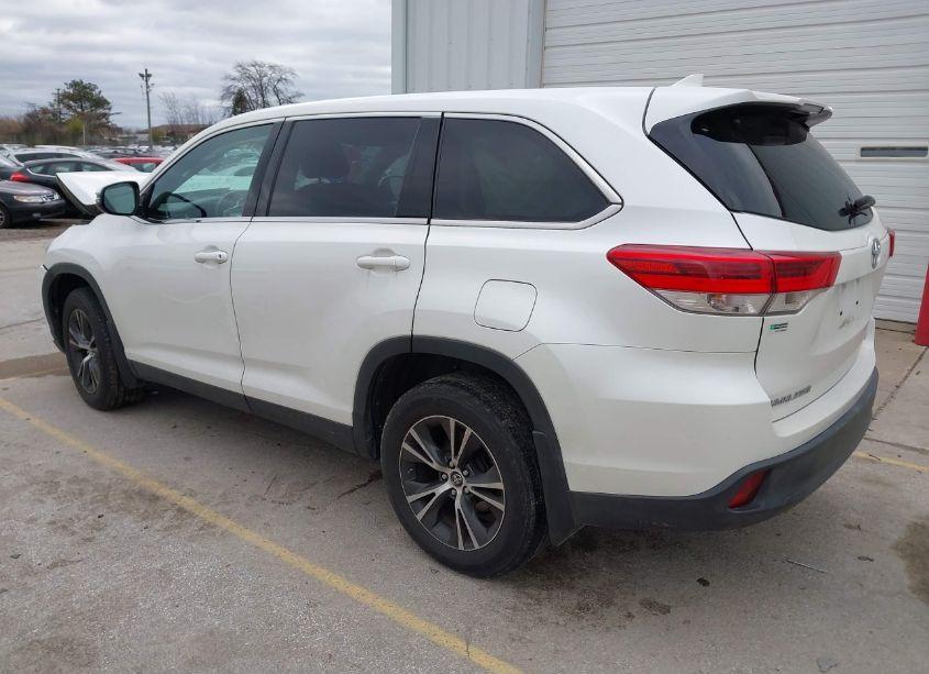 Photo 3 of 2019 Toyota Highlander LE PLUS (VIN 5TDBZRFH9KS932424)