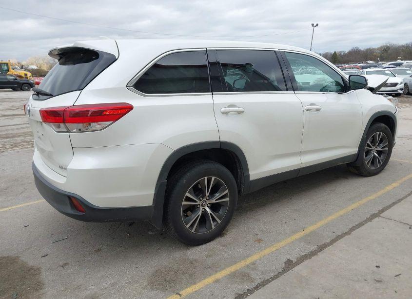Photo 4 of 2019 Toyota Highlander LE PLUS (VIN 5TDBZRFH9KS932424)