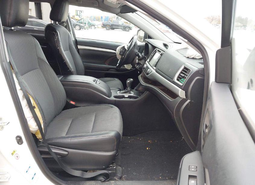 Photo 5 of 2019 Toyota Highlander LE PLUS (VIN 5TDBZRFH9KS932424)