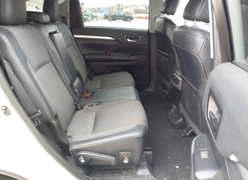 Photo 8 of 2019 Toyota Highlander LE PLUS (VIN 5TDBZRFH9KS932424)
