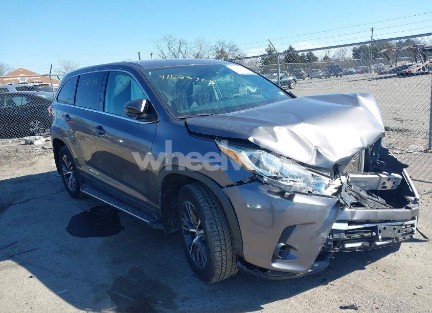 2019 Toyota Highlander LE (VIN 5TDBZRFH9KS933492) main photo