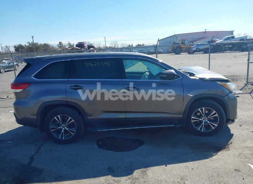 Photo 14 of 2019 Toyota Highlander LE (VIN 5TDBZRFH9KS933492)