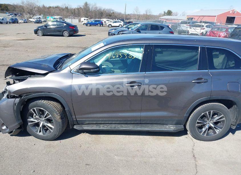 Photo 15 of 2019 Toyota Highlander LE (VIN 5TDBZRFH9KS933492)