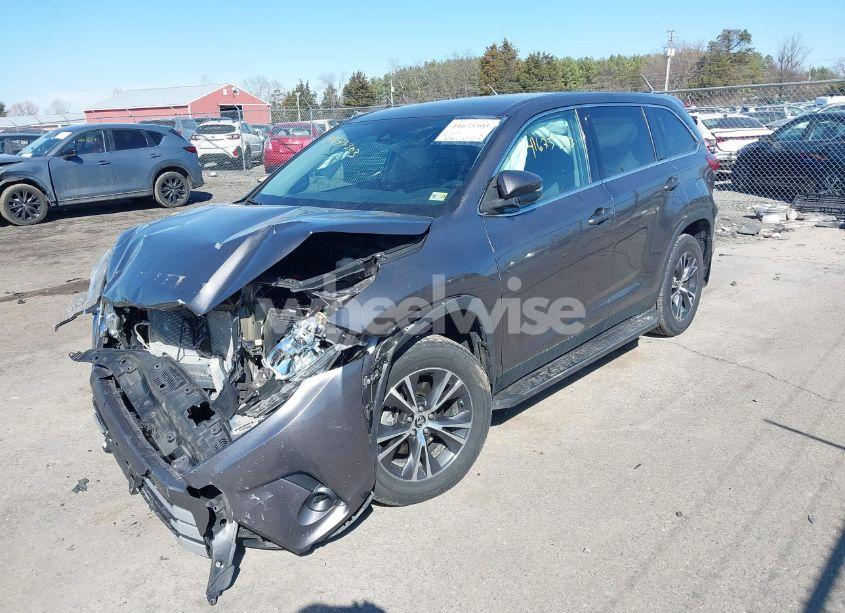Photo 2 of 2019 Toyota Highlander LE (VIN 5TDBZRFH9KS933492)