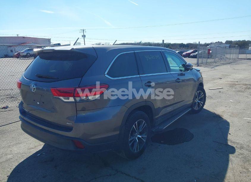 Photo 4 of 2019 Toyota Highlander LE (VIN 5TDBZRFH9KS933492)