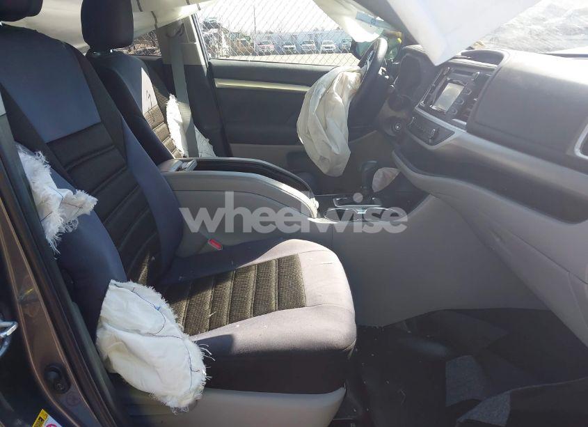 Photo 5 of 2019 Toyota Highlander LE (VIN 5TDBZRFH9KS933492)