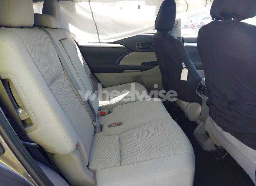 Photo 8 of 2019 Toyota Highlander LE (VIN 5TDBZRFH9KS933492)