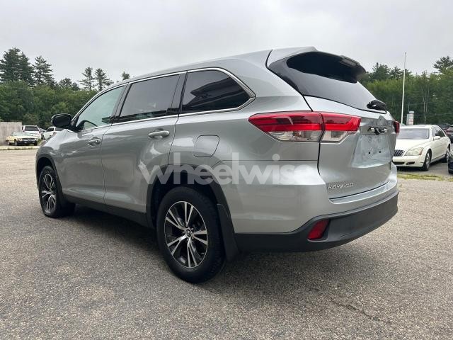 Photo 6 of 2019 TOYOTA HIGHLANDER LE N/A (VIN 5TDBZRFH9KS945111)