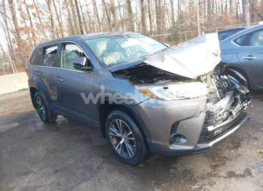 2018 Toyota Highlander LE (VIN 5TDBZRFHXJS834033) main photo
