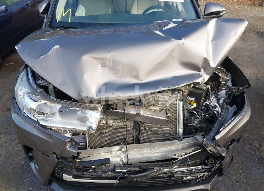 Photo 10 of 2018 Toyota Highlander LE (VIN 5TDBZRFHXJS834033)