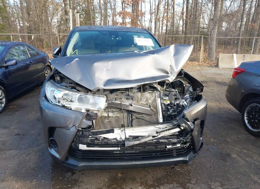 Photo 12 of 2018 Toyota Highlander LE (VIN 5TDBZRFHXJS834033)