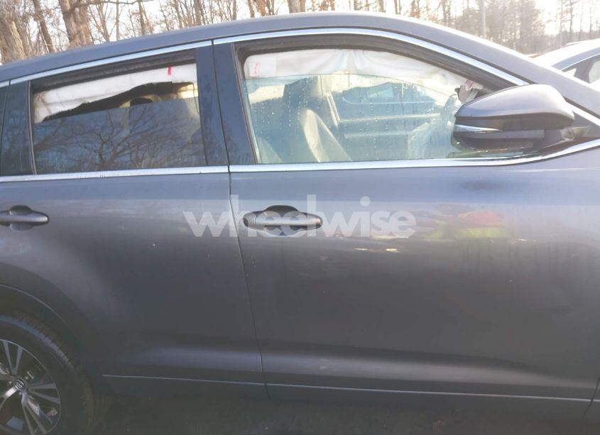 Photo 13 of 2018 Toyota Highlander LE (VIN 5TDBZRFHXJS834033)