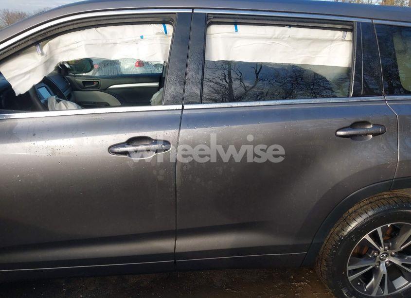 Photo 14 of 2018 Toyota Highlander LE (VIN 5TDBZRFHXJS834033)