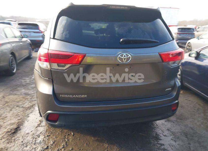 Photo 16 of 2018 Toyota Highlander LE (VIN 5TDBZRFHXJS834033)