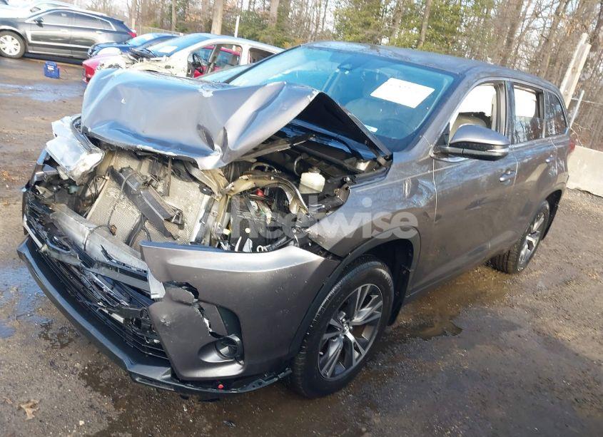 Photo 2 of 2018 Toyota Highlander LE (VIN 5TDBZRFHXJS834033)
