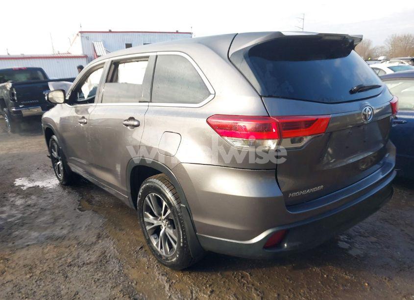 Photo 3 of 2018 Toyota Highlander LE (VIN 5TDBZRFHXJS834033)
