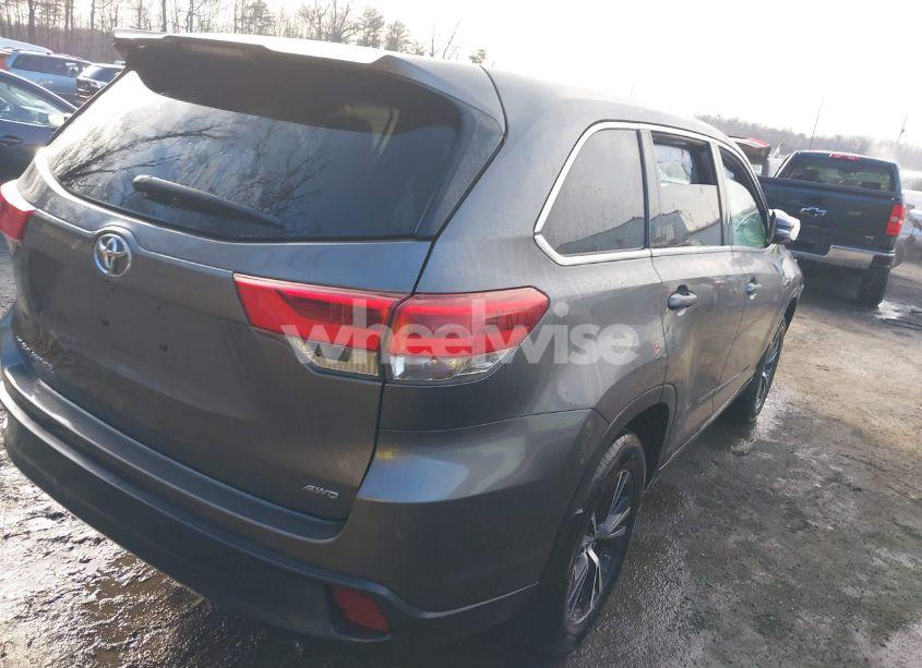 Photo 4 of 2018 Toyota Highlander LE (VIN 5TDBZRFHXJS834033)