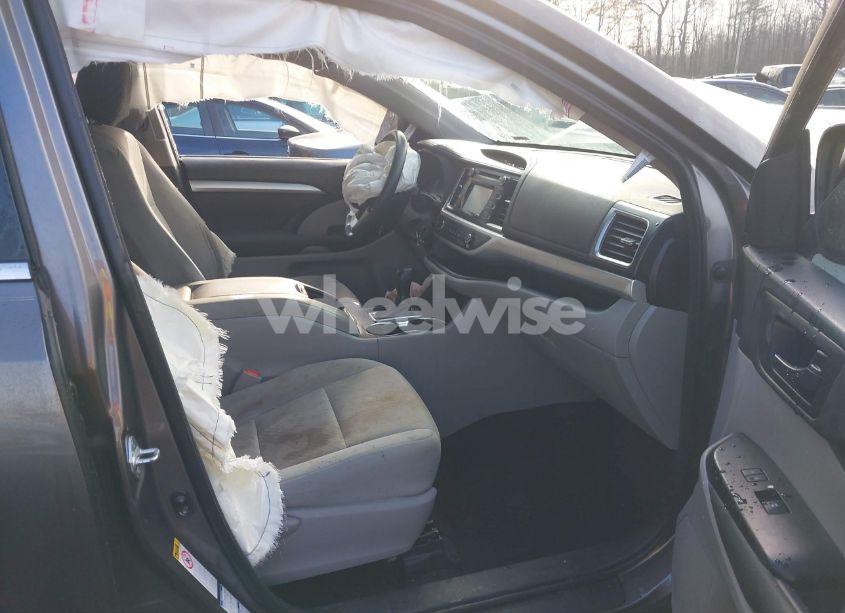 Photo 5 of 2018 Toyota Highlander LE (VIN 5TDBZRFHXJS834033)