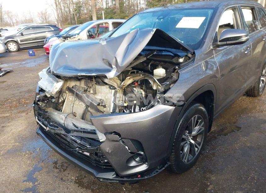 Photo 6 of 2018 Toyota Highlander LE (VIN 5TDBZRFHXJS834033)