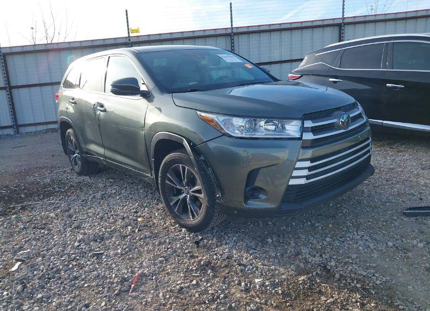 2018 Toyota Highlander LE (VIN 5TDBZRFHXJS888951) main photo