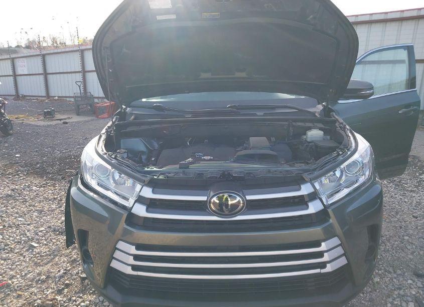 Photo 10 of 2018 Toyota Highlander LE (VIN 5TDBZRFHXJS888951)