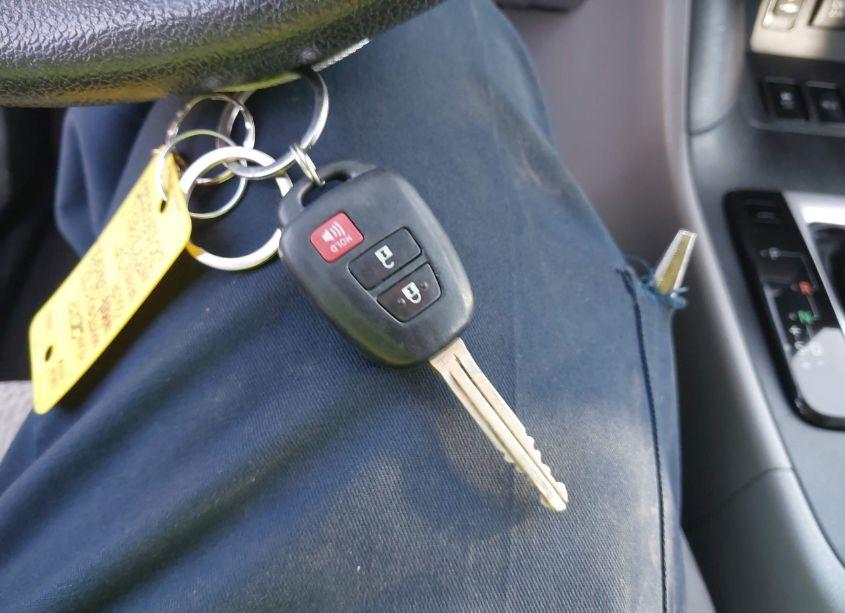 Photo 11 of 2018 Toyota Highlander LE (VIN 5TDBZRFHXJS888951)