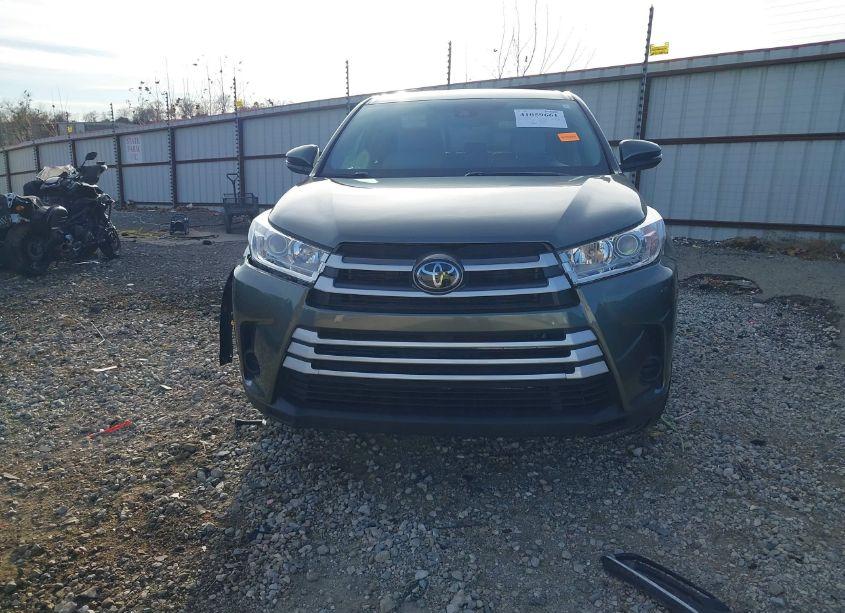 Photo 12 of 2018 Toyota Highlander LE (VIN 5TDBZRFHXJS888951)
