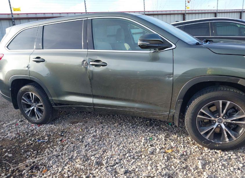 Photo 13 of 2018 Toyota Highlander LE (VIN 5TDBZRFHXJS888951)