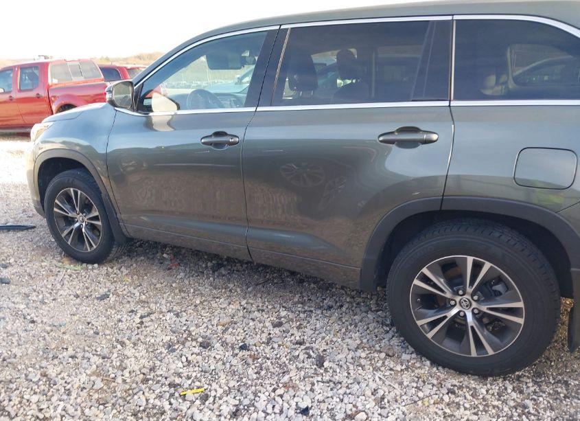 Photo 14 of 2018 Toyota Highlander LE (VIN 5TDBZRFHXJS888951)
