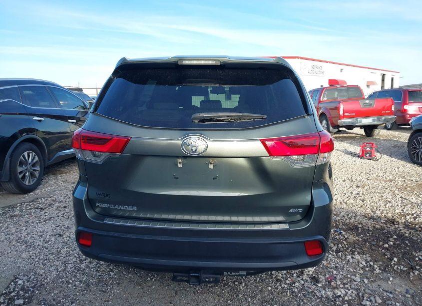 Photo 16 of 2018 Toyota Highlander LE (VIN 5TDBZRFHXJS888951)