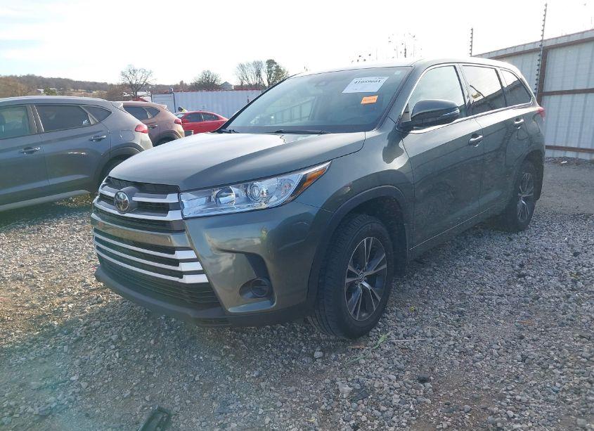 Photo 2 of 2018 Toyota Highlander LE (VIN 5TDBZRFHXJS888951)