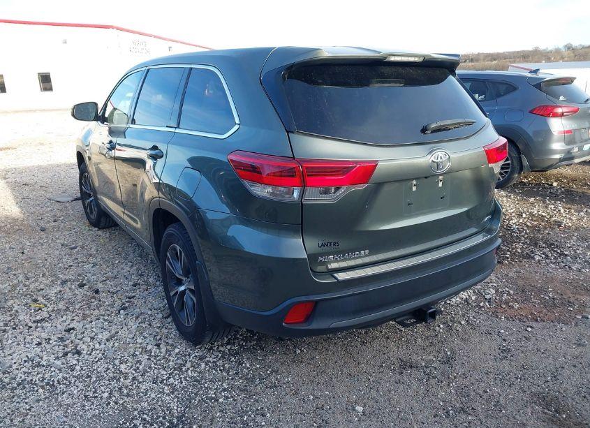 Photo 3 of 2018 Toyota Highlander LE (VIN 5TDBZRFHXJS888951)