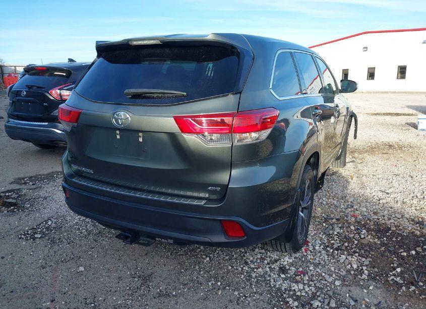 Photo 4 of 2018 Toyota Highlander LE (VIN 5TDBZRFHXJS888951)