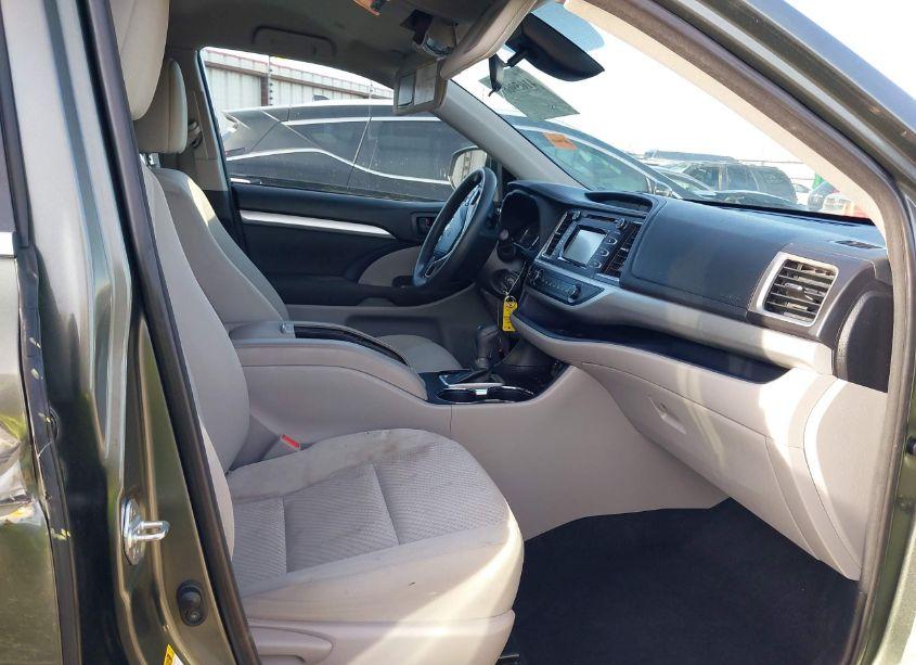 Photo 5 of 2018 Toyota Highlander LE (VIN 5TDBZRFHXJS888951)