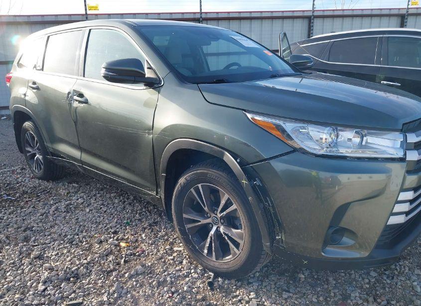 Photo 6 of 2018 Toyota Highlander LE (VIN 5TDBZRFHXJS888951)
