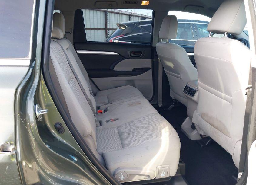 Photo 8 of 2018 Toyota Highlander LE (VIN 5TDBZRFHXJS888951)