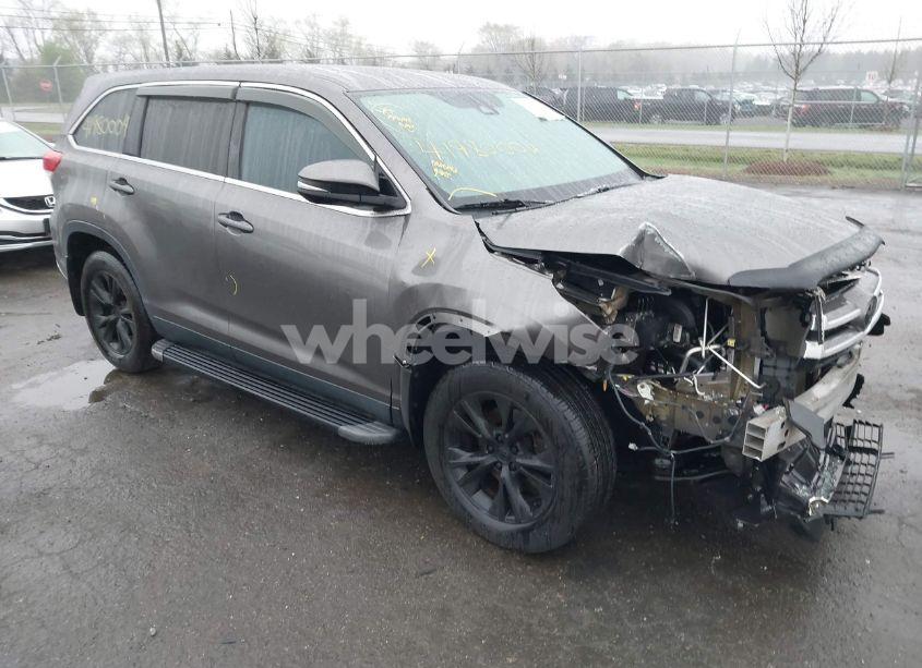 2019 Toyota Highlander LE (VIN 5TDBZRFHXKS929001) main photo
