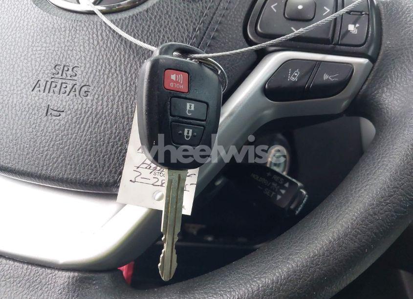 Photo 11 of 2019 Toyota Highlander LE (VIN 5TDBZRFHXKS929001)